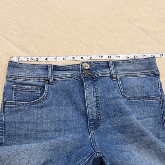 Kut from the Kloth Straight Leg Cropped Blue Jeans size 10 button and zip fly - Picture 7 of 11